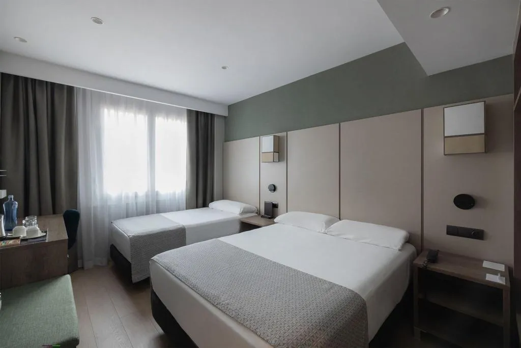 TRIPLE CAPACITY 3 Room, Catalonia Albeniz, Barcelona