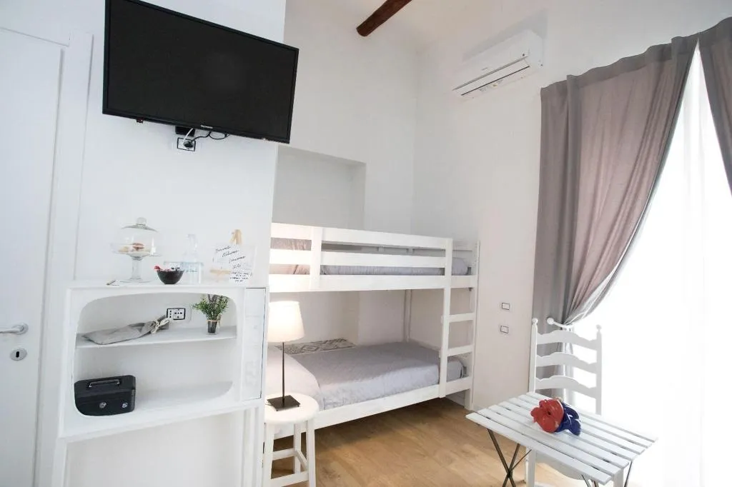 Room, Quartino Napoletano, Naples