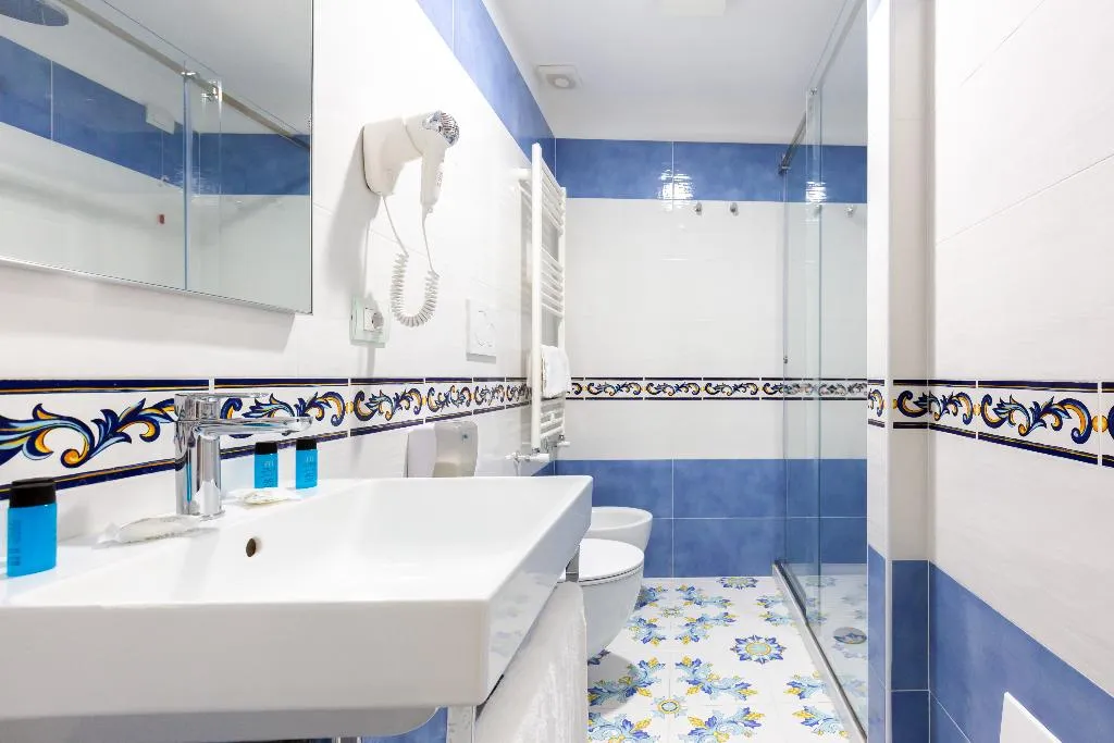 TRIPLE TWO DOUBLE BEDS ONE BEDROOM  Room, Giosue' a Mare, Naples