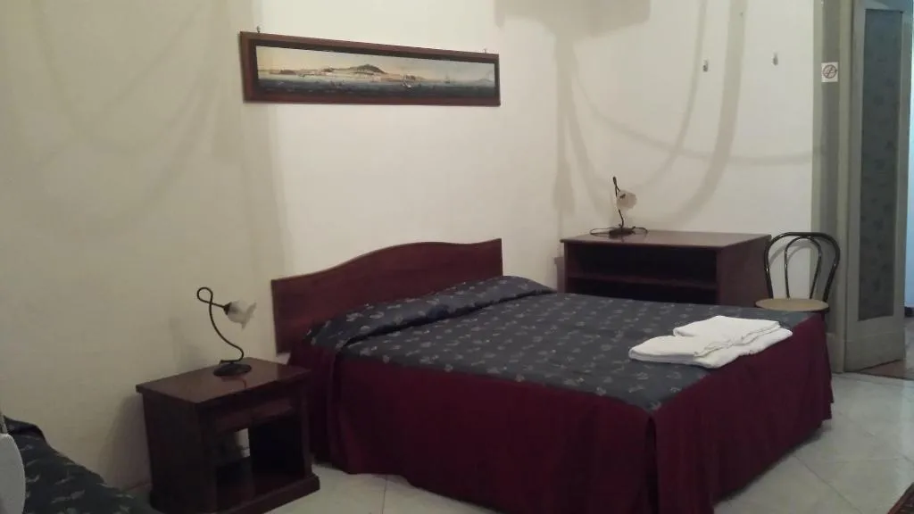 Room, Miseria e Nobiltà, Naples