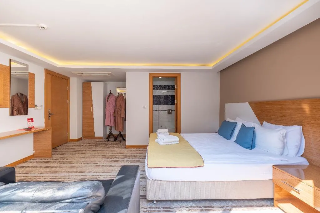 DOUBLE CLASSIC WITH BALCONY Room, Hotel Bulvar, Izmir