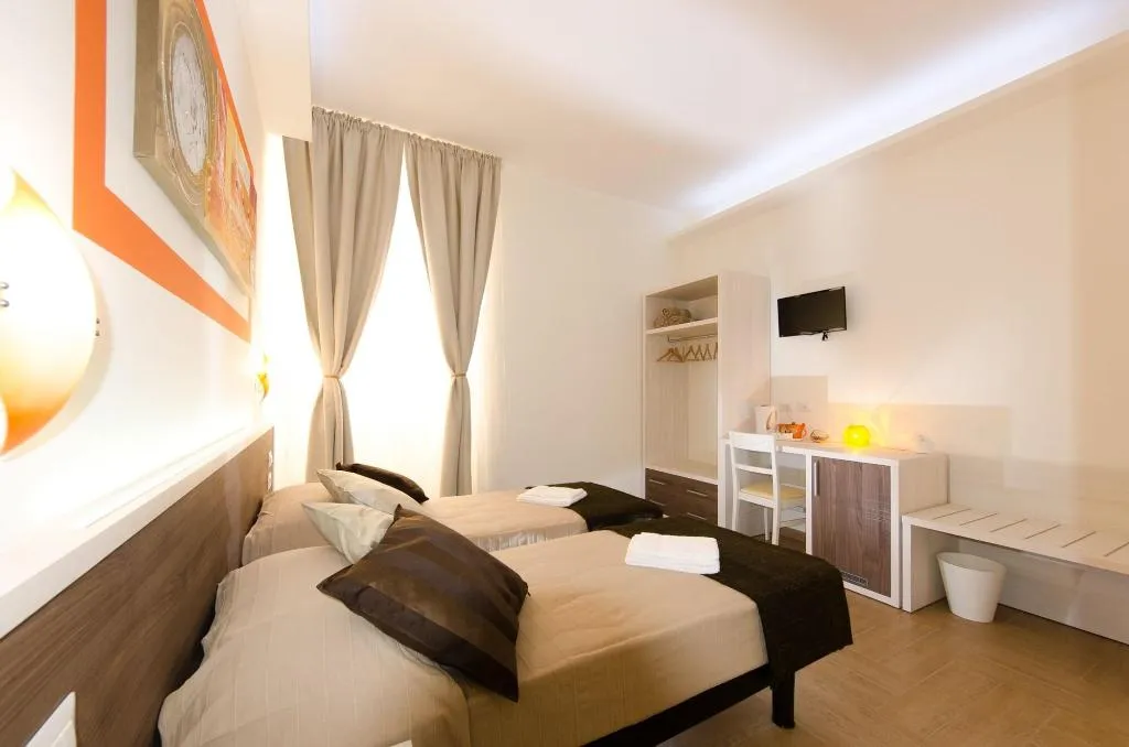 Room, Gemme Di Roma, Naples
