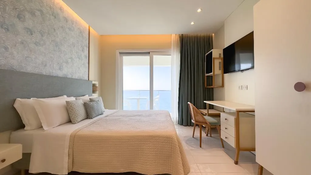 JUNIOR SUITE TWO DOUBLE BEDS ONE BEDROOM  Room, Giosue' a Mare, Naples