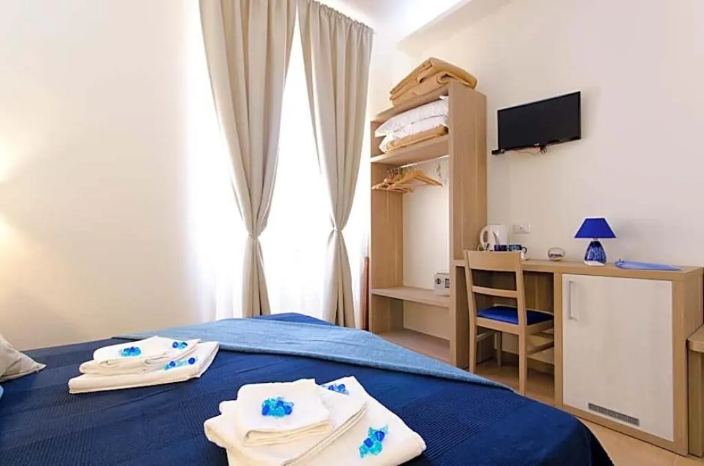 Room, Gemme Di Roma, Naples