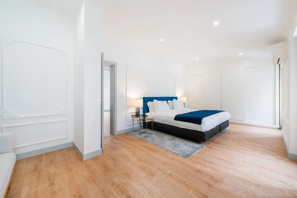 APARTMENT PENTHOUSE Room, Via Augusta 129, Lisbon
