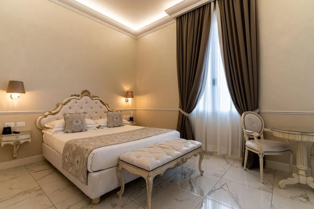 JUNIOR SUITE QUEEN SIZE BED Room, The Moon Boutique Hotel, Florence
