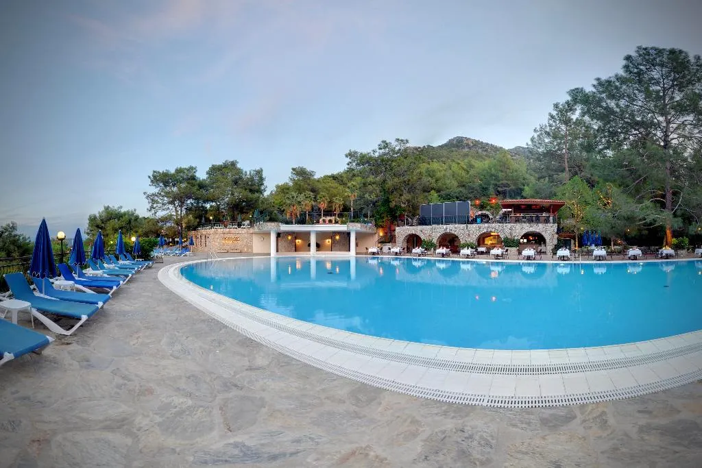 Pool, Montana Pine, Dalaman