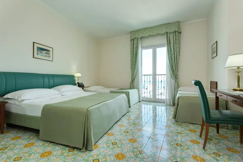 QUADRUPLE STANDARD Room, Lloyd's Baia, Naples