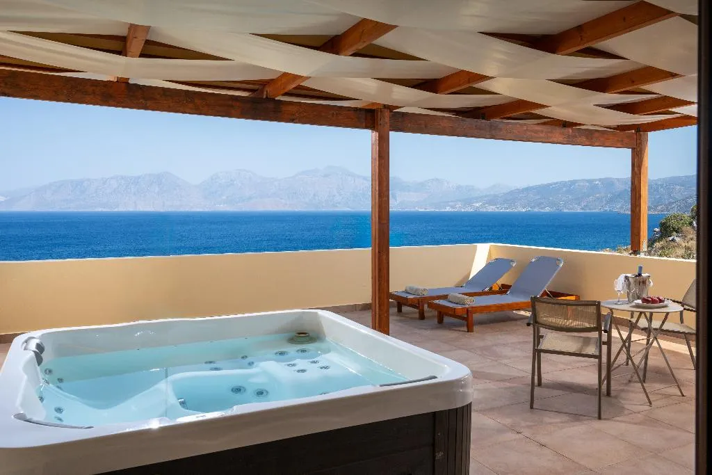 SUITE WITH JACUZZI Room, Miramare Resort & Spa, Crete