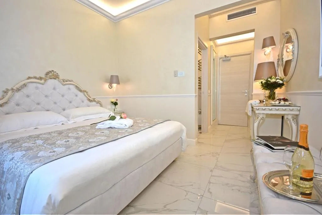 DOUBLE SUPERIOR QUEEN BED Room, The Moon Boutique Hotel, Florence