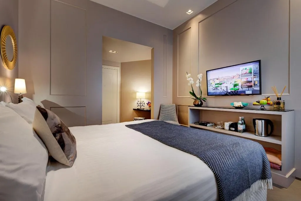 DOUBLE QUEEN SIZE BED Room, Singer Palace Hotel, Rome