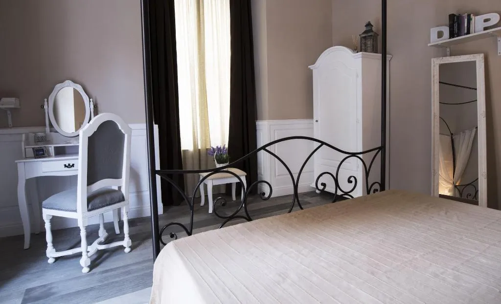 Room, Dimora Partenopea, Naples