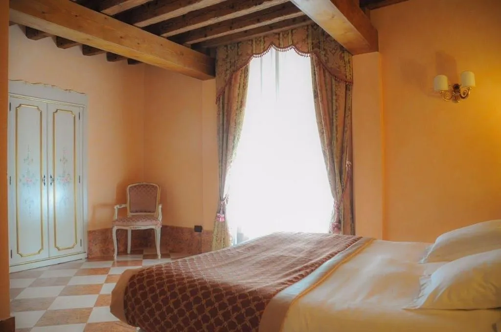 Room, Ca Amadi, Venice