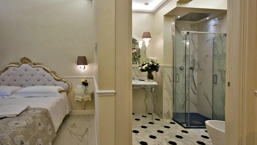 DOUBLE CLASSIC QUEEN BED Room, The Moon Boutique Hotel, Florence