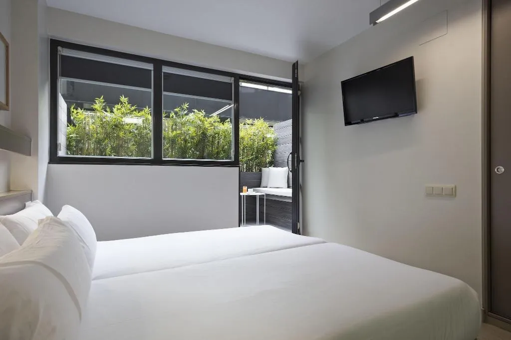 TRIPLE WITH TERRACE Room, Bcn Montjuic, Barcelona
