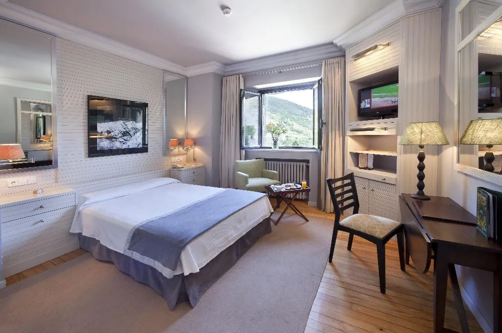 DOUBLE STANDARD Room, Parador de Vielha, Costa Brava