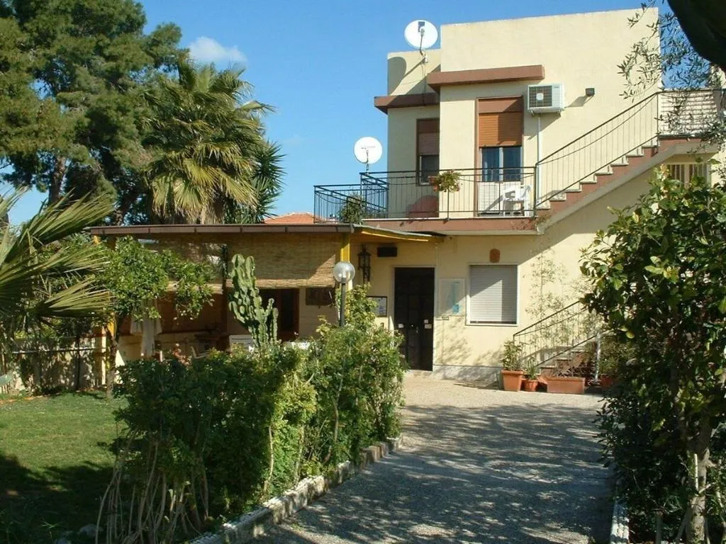 General view, Bouganvillea, Catania