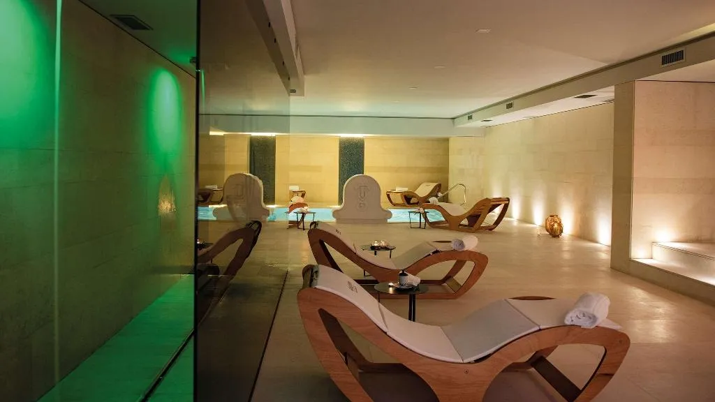 Sports and Entertainment, Gold Tower Lifestyle Hotel, Naples