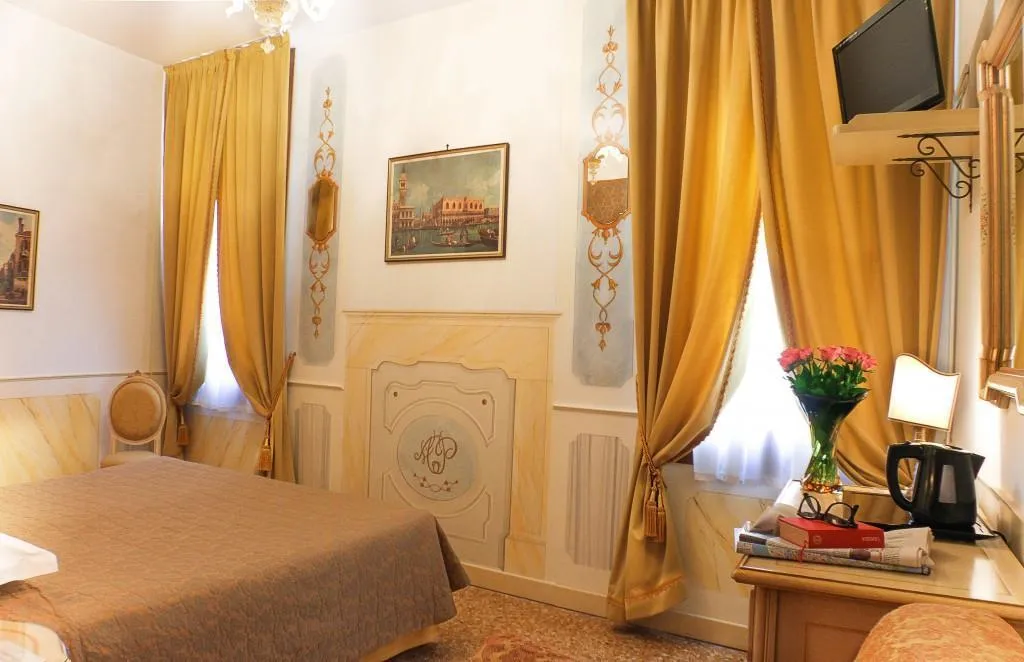 Room, Apostoli Palace, Venice