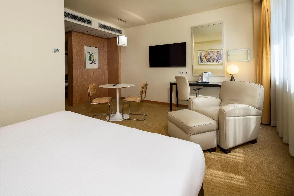 JUNIOR SUITE KING SIZE BED Room, Crowne Plaza Padova, Venice