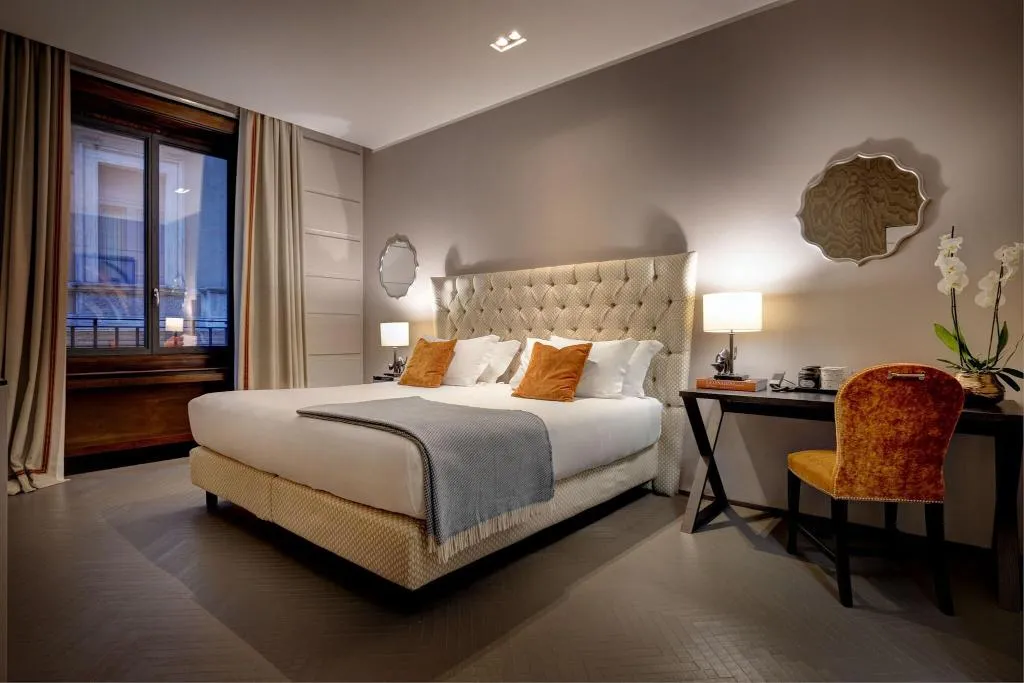 SUITE DELUXE KING BED Room, Singer Palace Hotel, Rome