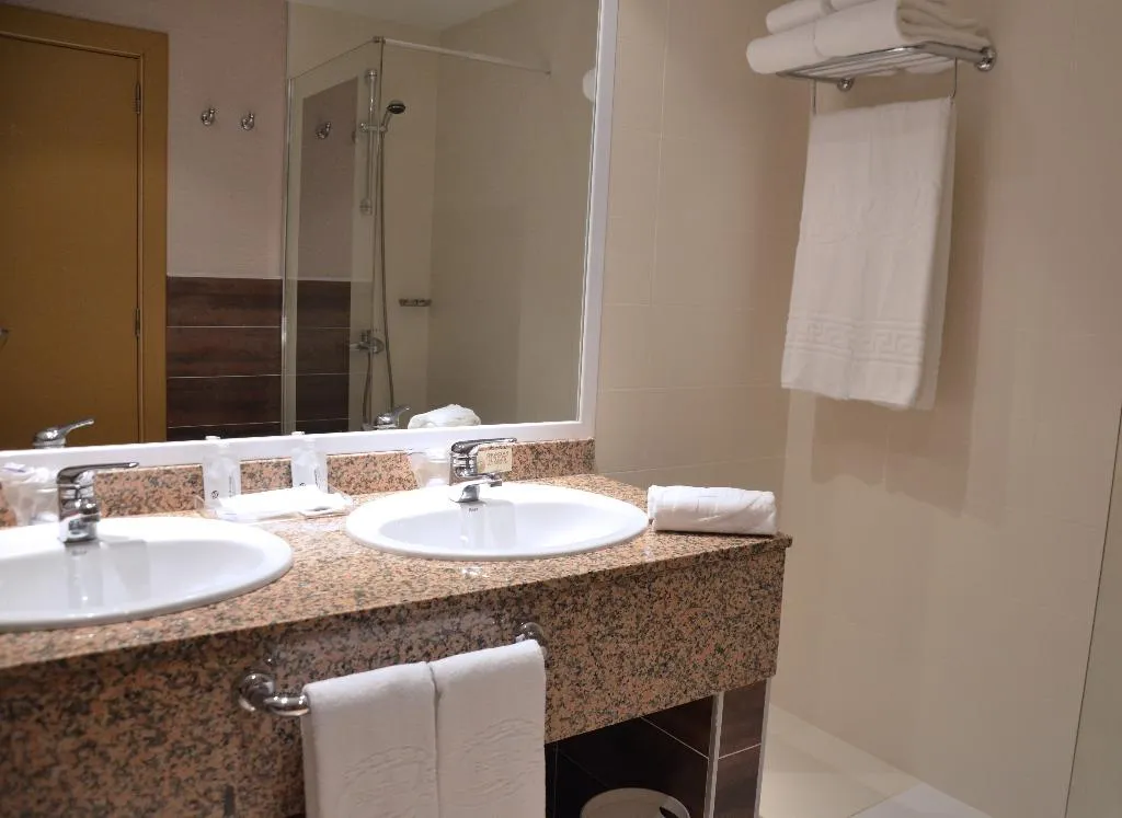 FAMILY ROOM CAPACITY 3 Room, Beatriz Toledo Auditorium & Spa, Madrid