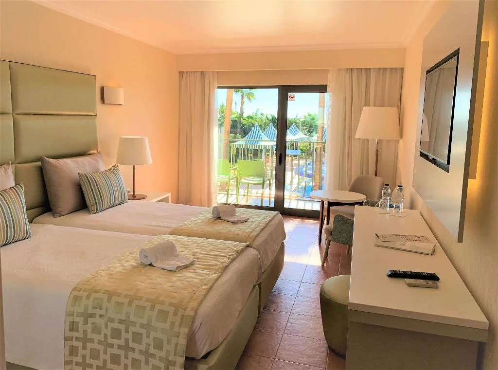 TWIN DELUXE POOL VIEW Room, Hotel Baia Grande, Algarve