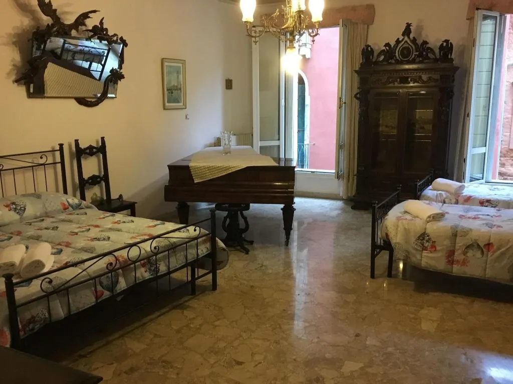 Room, Venice Sun Apartment And Rooms, Venice
