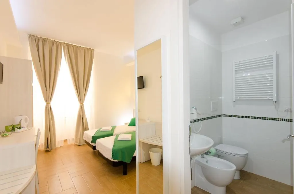 Room, Gemme Di Roma, Naples