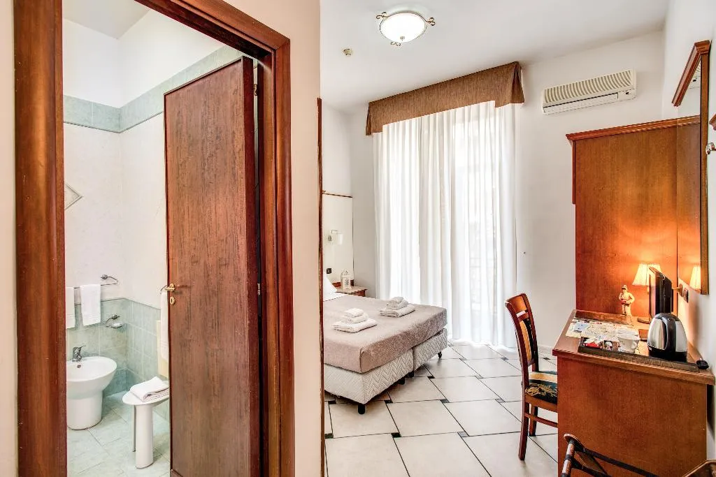 TRIPLE STANDARD Room, Garibaldi, Naples