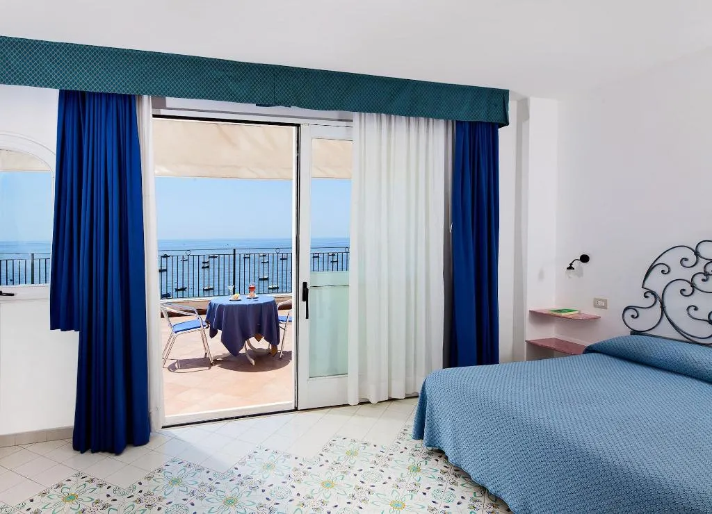 Room, Pupetto, Naples