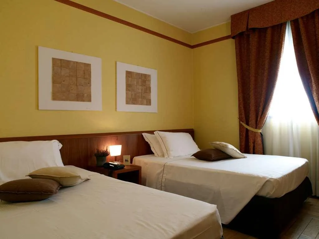 Room, Montini, Milan
