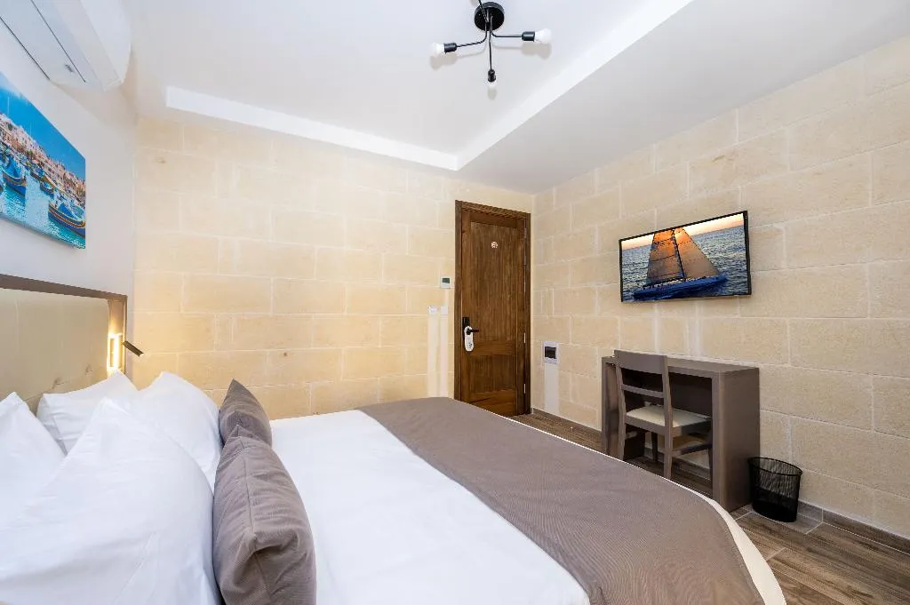 DOUBLE WITH BALCONY Room, C4 Retreats Gozo, Gozo
