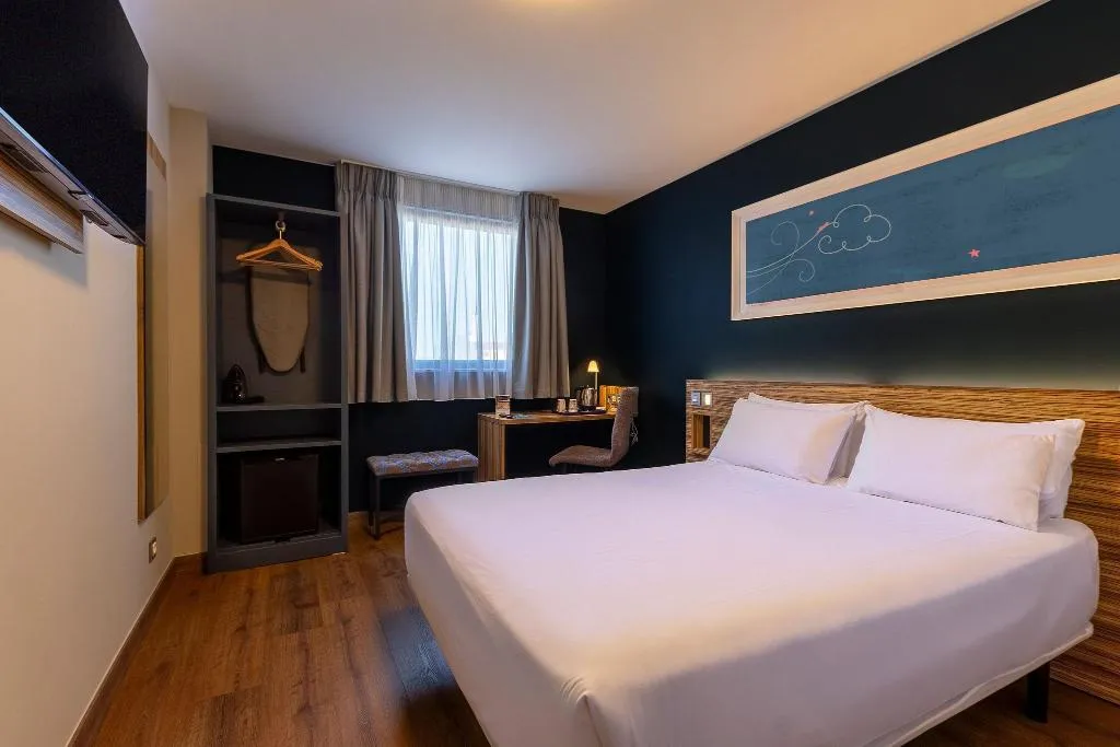 DOUBLE CAPACITY 2 Room, Travelodge Barcelona Poblenou, Barcelona