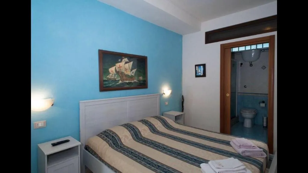 Room, B&B La Nave, Naples