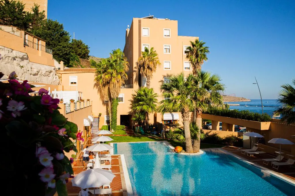 Pool, Punta Nord-Est, Palermo