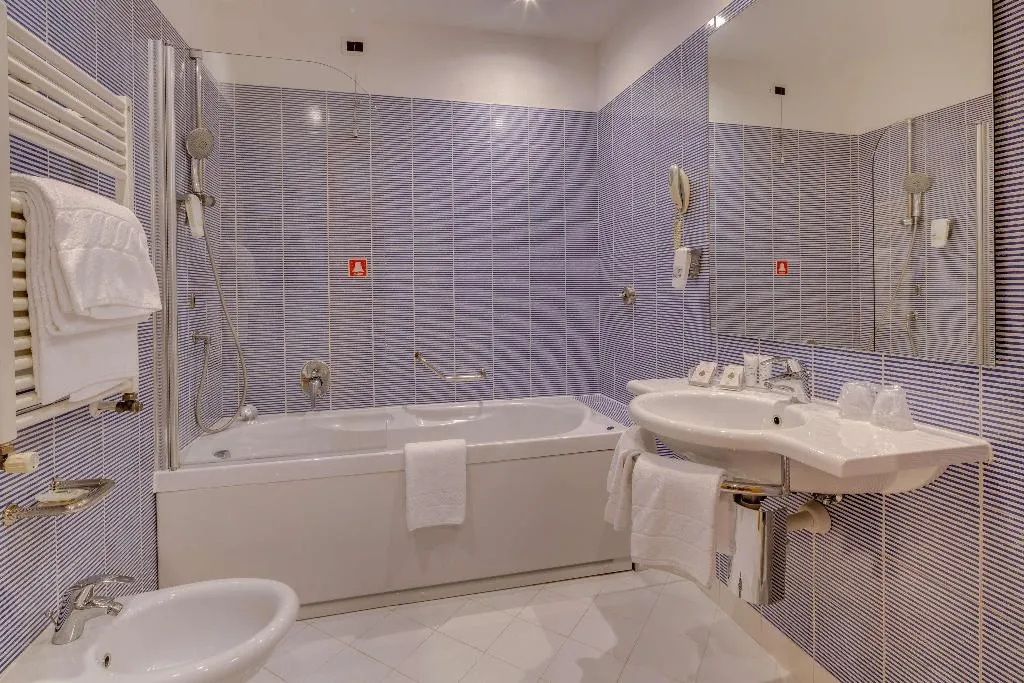 DOUBLE CLASSIC QUEEN BED Room, Best Western Plus Hotel Bologna, Venice
