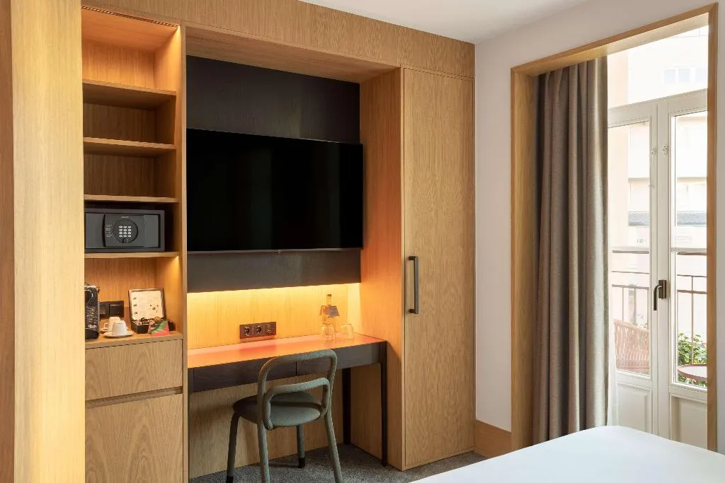 DOUBLE GUEST ROOM QUEEN BED Room, Arts Hotel Porto, Tapestry Collection By Hilton, Porto