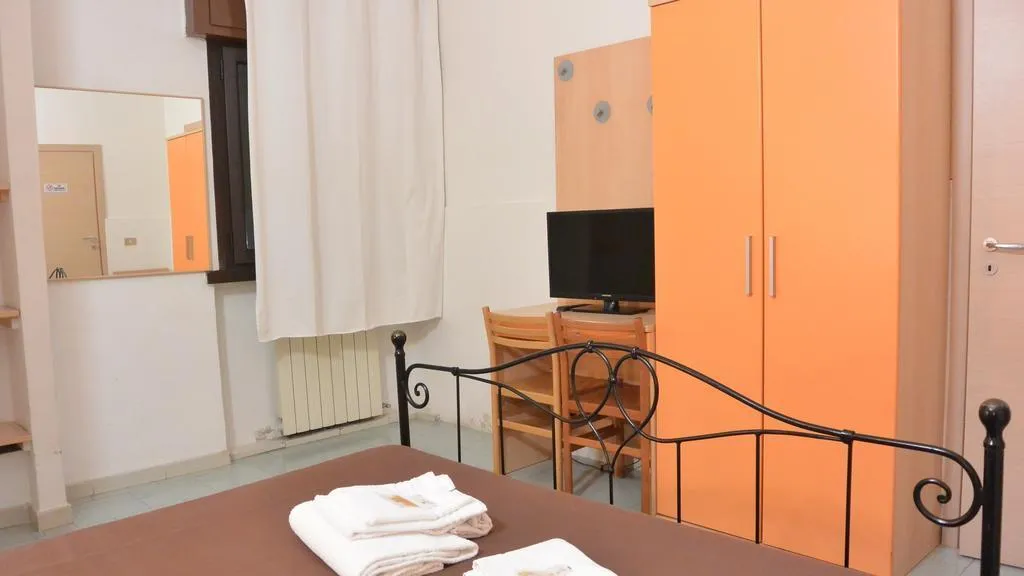 TWIN ECONOMY WITH SHARED BATHROOM Room, Ambrosiana, Milan