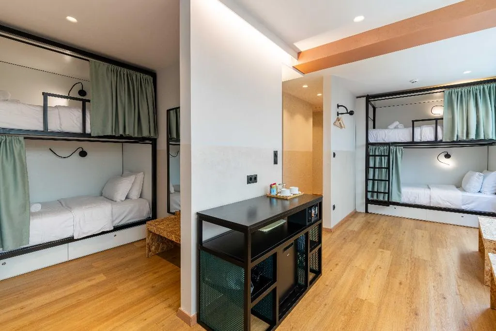 QUADRUPLE ECONOMY Room, Parea, Athens
