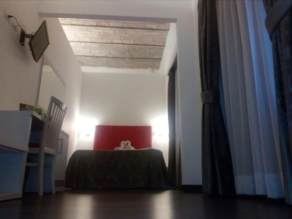 Room, Laterani Dfm, Naples