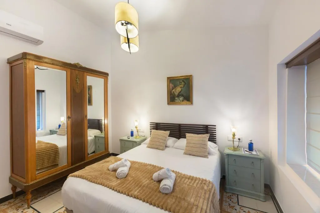 DOUBLE CLASSIC QUEEN BED Room, Art boutique La Casona de las Flores, Costa Blanca