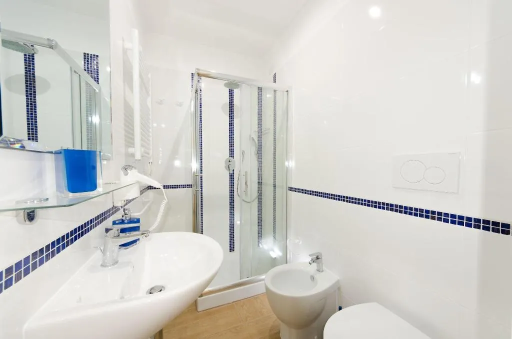 Room, Gemme Di Roma, Naples
