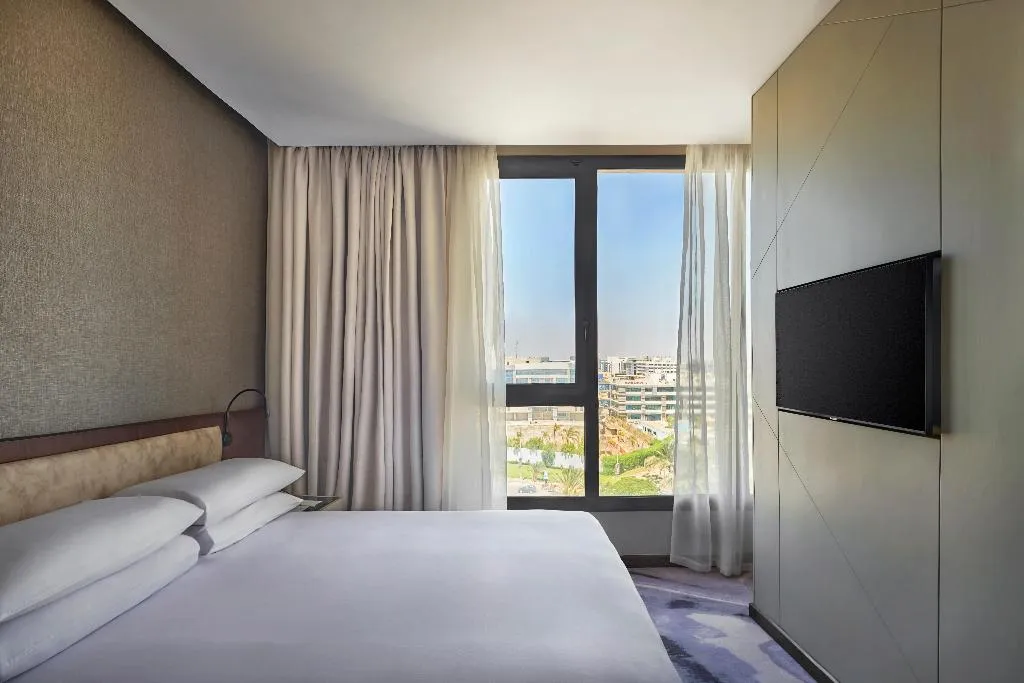 JUNIOR SUITE CLUB KING BED Room, Crowne Plaza West Cairo - Arkan, Cairo