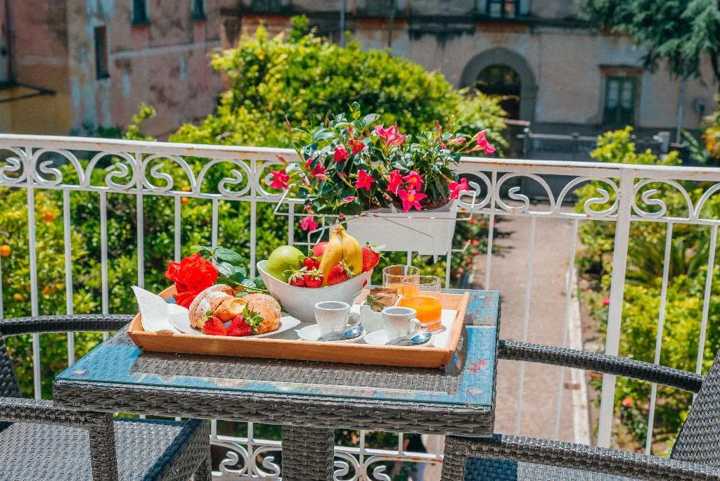 QUADRUPLE GARDEN VIEW Room, Relais Francesca, Naples