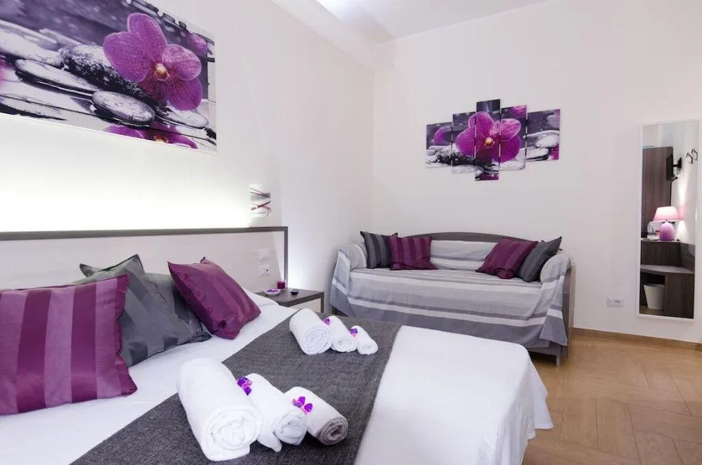 Room, Gemme Di Roma, Naples