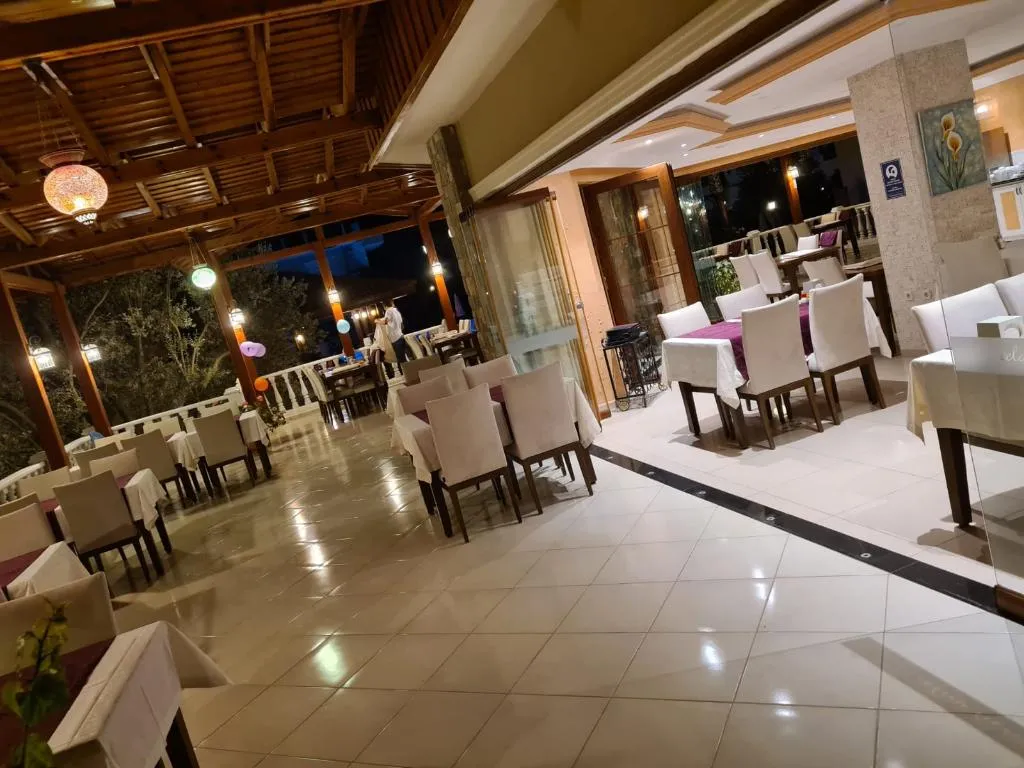 Restaurant, Celay, Dalaman