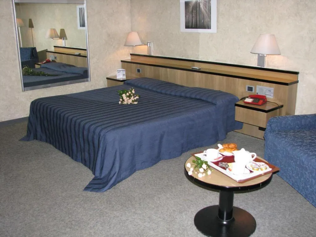 Room, Hotel Longobardo, Milan