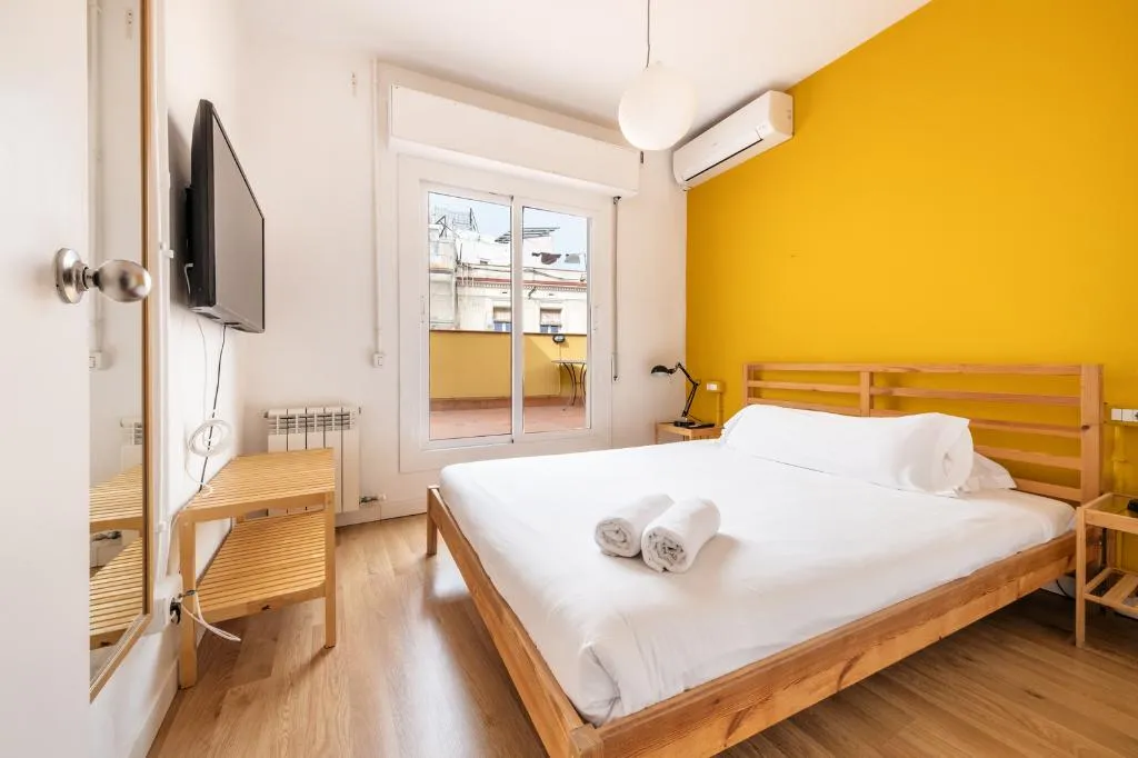 APARTMENT CAPACITY 5 THREE BEDROOM Room, Ainb Barcelona Sants Apartments, Barcelona