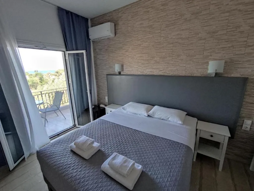 Room, Tina, Corfu